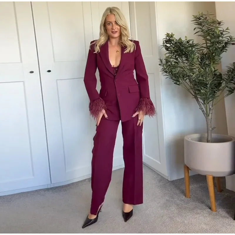 Conjunto traje con plumas