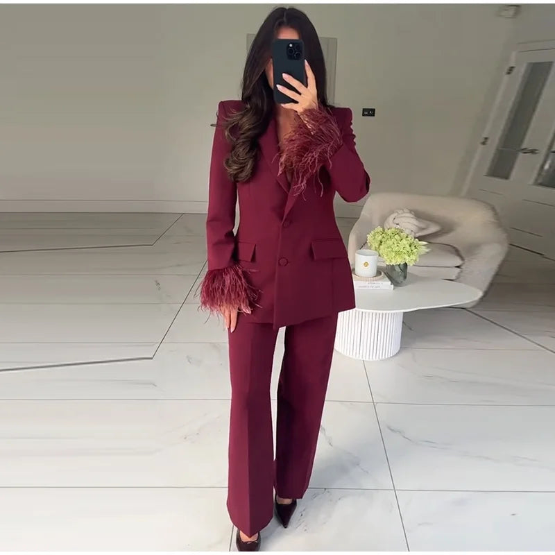 Conjunto traje con plumas